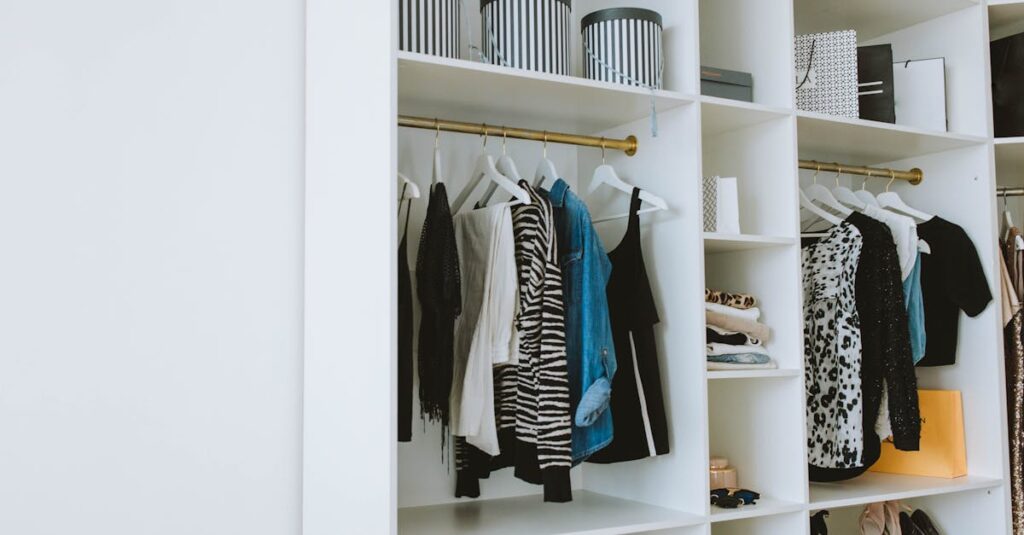 découvrez notre vente de garage minimaliste, où vous trouverez des objets uniques et essentiels pour désencombrer votre espace. profitez d'offres imbattables sur des articles soigneusement sélectionnés pour un mode de vie simplifié et élégant.