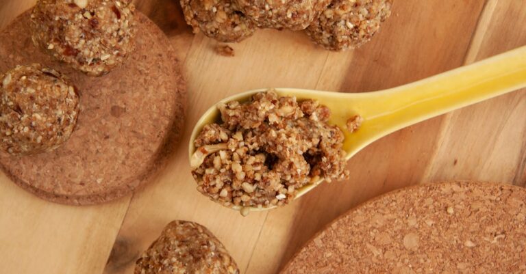 découvrez des energy balls délicieuses et nutritives, idéales pour un en-cas sain et énergisant. faciles à préparer, ces petites bouchées regorgent de saveurs et de bienfaits, parfaites pour booster votre journée !