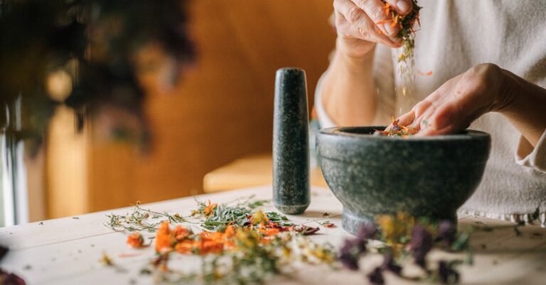 découvrez les bienfaits des huiles essentielles pour le bien-être au quotidien. explorez notre sélection d'huiles naturelles aux multiples propriétés, idéales pour la relaxation, l'aromathérapie et les soins de la peau.