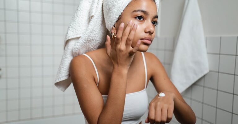 découvrez notre crème hydratante, spécialement formulée pour nourrir et revitaliser votre peau en profondeur. profitez d'une texture légère qui pénètre rapidement, laissant votre visage doux, éclatant et parfaitement hydraté tout au long de la journée.
