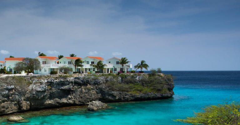 découvrez curaçao, une île des caraïbes réputée pour ses plages paradisiaques, son architecture colorée et sa culture unique. explorez les eaux turquoise, plongez dans les récifs coralliens et profitez d'une ambiance festive dans cette destination incontournable.