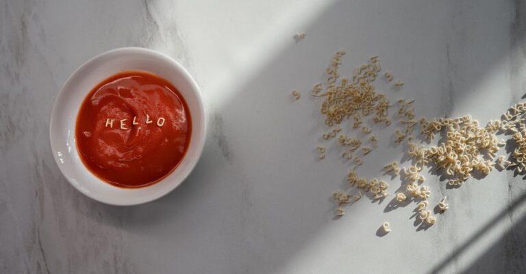découvrez la recette traditionnelle du gazpacho, une soupe froide andalouse rafraîchissante à base de tomates, poivrons et concombre. idéale pour les journées chaudes d'été, cette préparation saine et savoureuse est facile à réaliser et ravira vos papilles. parfait pour un apéritif ou un plat léger !