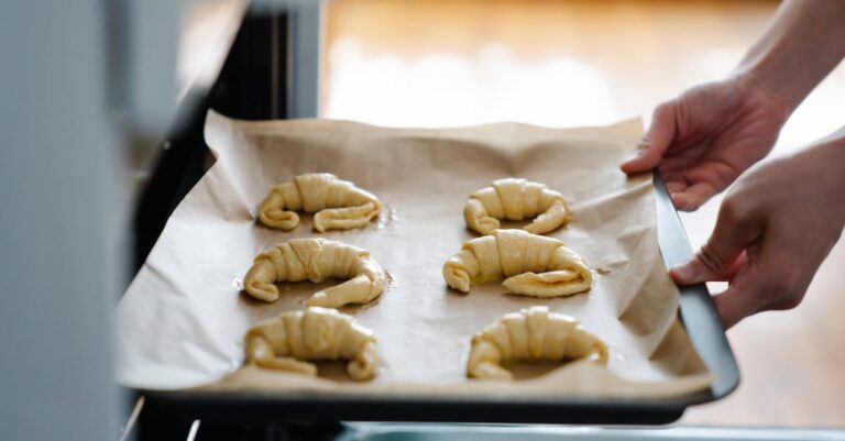 découvrez le phénomène de la pâte feuilletée : une délicieuse base de pâtisserie française, légère et croustillante, parfaite pour vos recettes sucrées et salées. apprenez à maîtriser cette technique culinaire et réveillez le chef qui sommeille en vous !