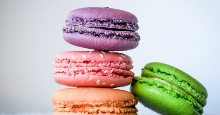 découvrez nos délicieux macarons vegan, une alternative gourmande et sans produits d'origine animale. offrez-vous une expérience sucrée unique avec des saveurs variées qui raviront vos papilles tout en respectant votre mode de vie. parfait pour toutes les occasions !