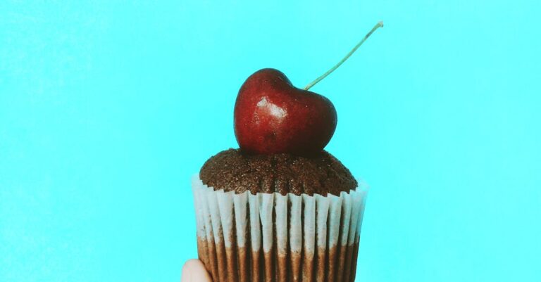 découvrez le monde merveilleux du chocolat : ses origines, ses variétés et des recettes délicieuses pour ravir vos papilles. une aventure gourmande à ne pas manquer !