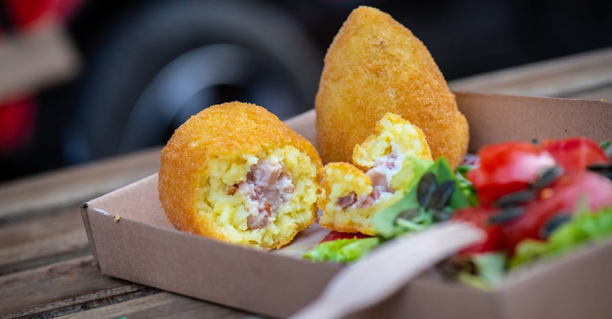 découvrez les arancini, ces délicieuses boulettes de riz farcies originaires de sicile. croquantes à l'extérieur et moelleuses à l'intérieur, elles sont préparées avec soin et gourmandise, parfaites en apéritif ou en plat principal. laissez-vous séduire par leur saveur unique et leur histoire culinaire riche.