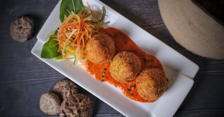 découvrez les délicieux arancini, ces savoureuses boulettes de riz farcies, croustillantes à l'extérieur et fondantes à l'intérieur. idéales en apéritif ou en plat principal, elles régaleront vos papilles avec leurs multiples saveurs et textures.