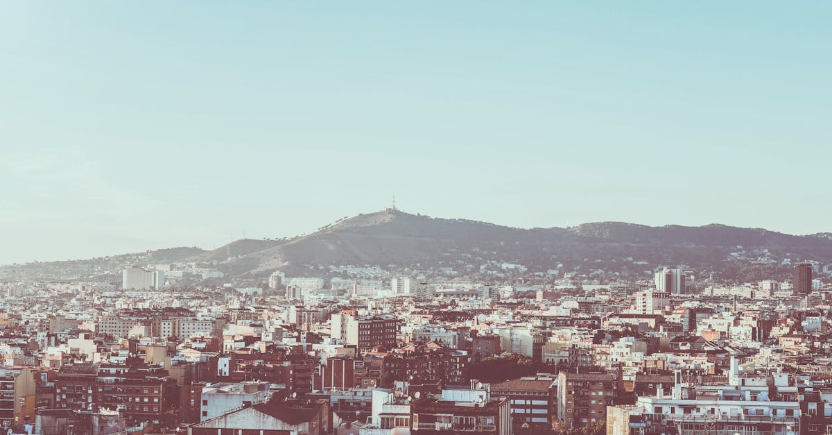 découvrez barcelona, une ville vibrante où l'architecture moderne rencontre l'histoire fascinante. explorez ses rues animées, ses célèbres œuvres de gaudí, et savourez la délicieuse cuisine catalane pour une expérience inoubliable.
