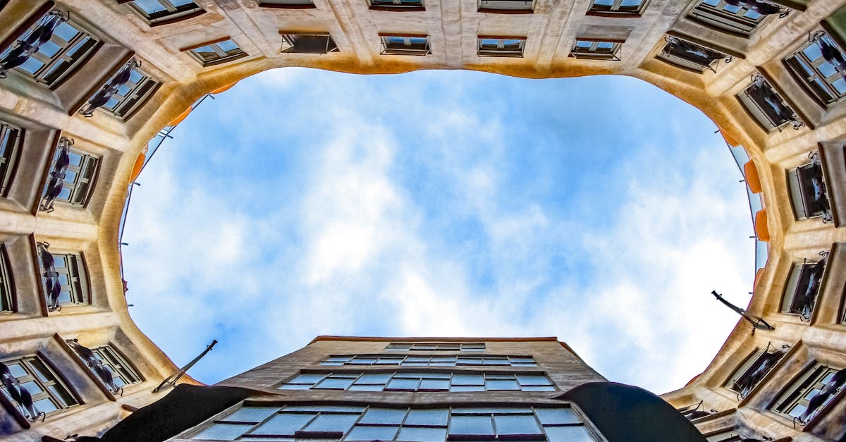 découvrez barcelone, une ville dynamique alliant culture, art et gastronomie. flânez sur les célèbres ramblas, admirez l'architecture unique de gaudí et profitez de superbes plages méditerranéennes. explorez une destination où chaque coin de rue révèle une nouvelle aventure.