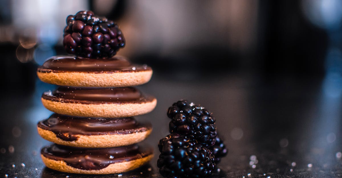 découvrez l'univers délicieux du chocolat : plongez dans ses variétés, ses bienfaits et des astuces de dégustation pour savourer cette douce tentation à chaque bouchée.
