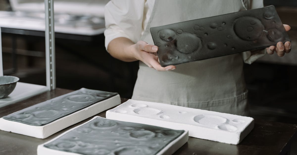 découvrez la poterie écologique, un artisanat durable qui respecte l'environnement. explorez des créations uniques en argile, alliant esthétisme et respect des ressources naturelles. optez pour une décoration intérieure éco-responsable et participez à la préservation de notre planète.