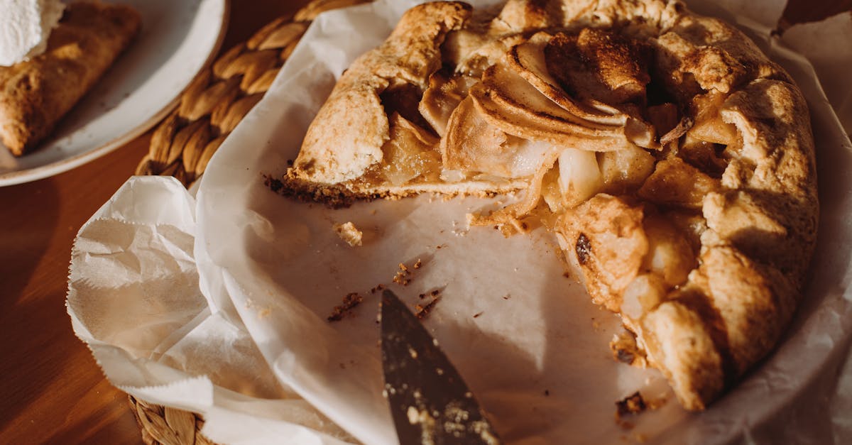 dégustez la traditionnelle galette des rois, une délicieuse pâtisserie feuilletée garnie de frangipane, symbolisant l'épiphanie en france. découvrez son histoire, ses variantes et le plaisir de la partager en famille ou entre amis.