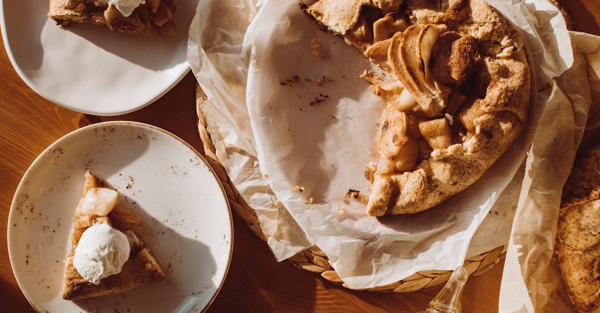 découvrez la traditionnelle galette des rois, une délicieuse pâtisserie française appréciée en janvier. savourez sa pâte feuilletée dorée et son cœur d'amande onctueux, tout en célébrant l'épiphanie avec famille et amis. qui trouvera la fève et deviendra le roi ou la reine ?