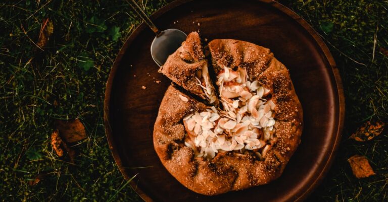 découvrez la délicieuse galette des rois, une pâtisserie traditionnelle française à savourer en janvier. avec sa pâte feuilletée dorée et sa frangipane savoureuse, partagez un moment convivial en famille ou entre amis, tout en connaissant la tradition de la fève et des couronnes!
