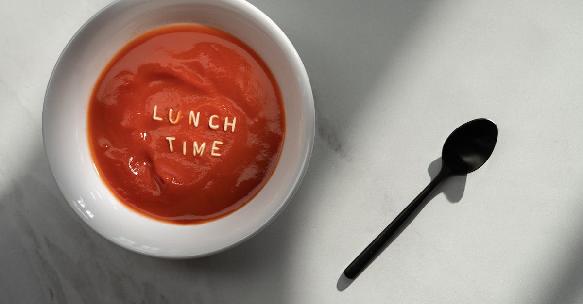 découvrez la recette authentique du gazpacho, une soupe froide espagnole rafraîchissante, idéale pour les journées chaudes. préparée à base de tomates, poivrons et concombres, cette délicieuse entrée pleine de saveurs méditerranéennes est à la fois saine et rapide à réaliser.