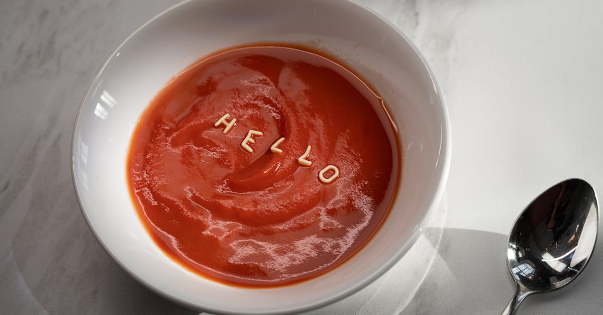 découvrez notre recette de gazpacho, une soupe froide espagnole rafraîchissante à base de tomates, concombres et poivrons. parfait pour les chauds jours d'été, savourez ce plat plein de saveurs et de vitamines!