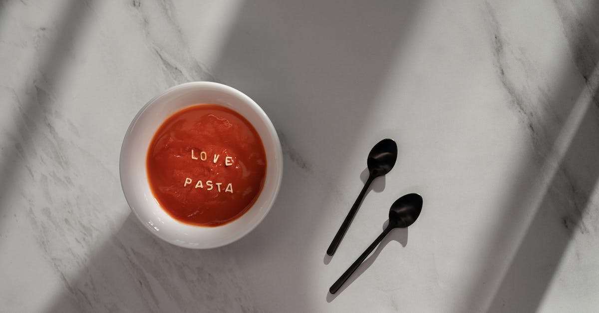 découvrez notre délicieuse recette de gazpacho, une soupe froide andalouse à base de tomates fraîches, poivrons et concombres. parfaite pour les chaudes journées d'été, elle est saine, rafraîchissante et facile à préparer.