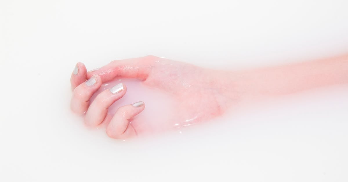 découvrez notre savon liquide doux, formulé pour choyer votre peau tout en offrant une sensation de fraîcheur et de propreté. parfait pour un usage quotidien, il respecte l'équilibre naturel de votre épiderme avec ses ingrédients délicats et nourrissants.