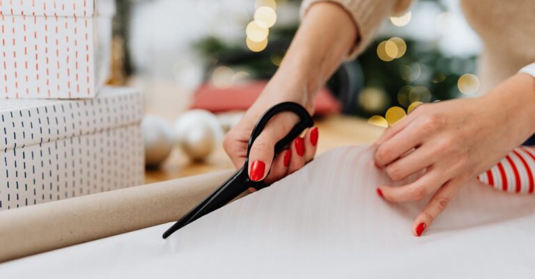 découvrez nos ornements de noël écologiques, conçus pour égayer vos fêtes tout en respectant l'environnement. chaque pièce allie esthétique et durabilité, pour un noël festif et responsable. optez pour une décoration qui célèbre la nature et réduit votre empreinte carbone !