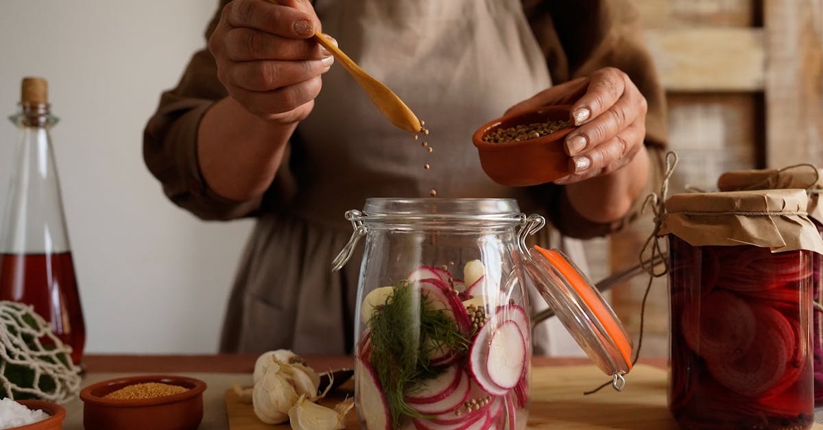 découvrez le processus de lacto-fermentation, une méthode naturelle de conservation des aliments qui enrichit vos plats de probiotiques bénéfiques pour la santé. apprenez à préparer vos propres légumes fermentés à la maison et profitez des saveurs uniques qu'ils apportent à votre alimentation.