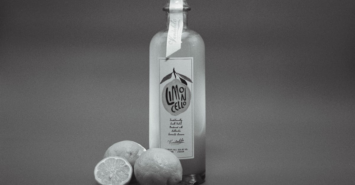 découvrez le limoncello, cette liqueur italienne rafraîchissante à base de citron, parfaite pour terminer un repas en beauté. apprenez à le préparer, ses origines, et les meilleures façons de le déguster.
