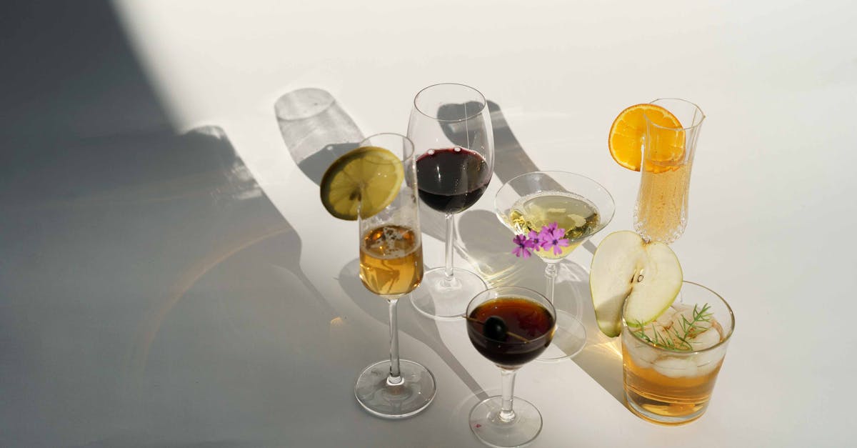 découvrez le limoncello, une liqueur italienne parfumée au citron, parfaite pour terminer un repas en beauté. sa douceur et son goût rafraîchissant en font une boisson incontournable à savourer entre amis ou en famille. apprenez à l'apprécier ou à le préparer chez vous !