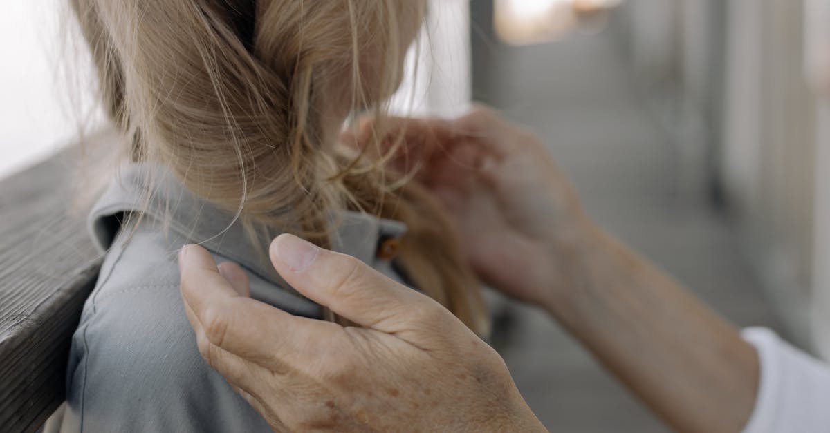 découvrez des astuces et produits pour prendre soin de vos cheveux naturels. de l'hydratation à la nutrition, apprenez à sublimer votre texture et à préserver la santé de vos cheveux avec des solutions adaptées et des conseils d'experts.