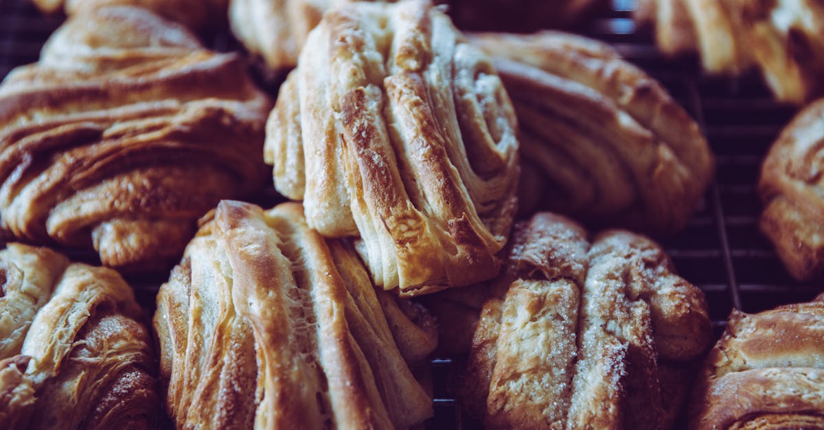 découvrez l'univers délicieux de la pâte feuilletée ! apprenez à préparer cette base légère et croustillante, idéale pour des recettes sucrées et salées. parfaite pour vos quiches, tartes et desserts, la pâte feuilletée ravira vos papilles et impressionnera vos invités.