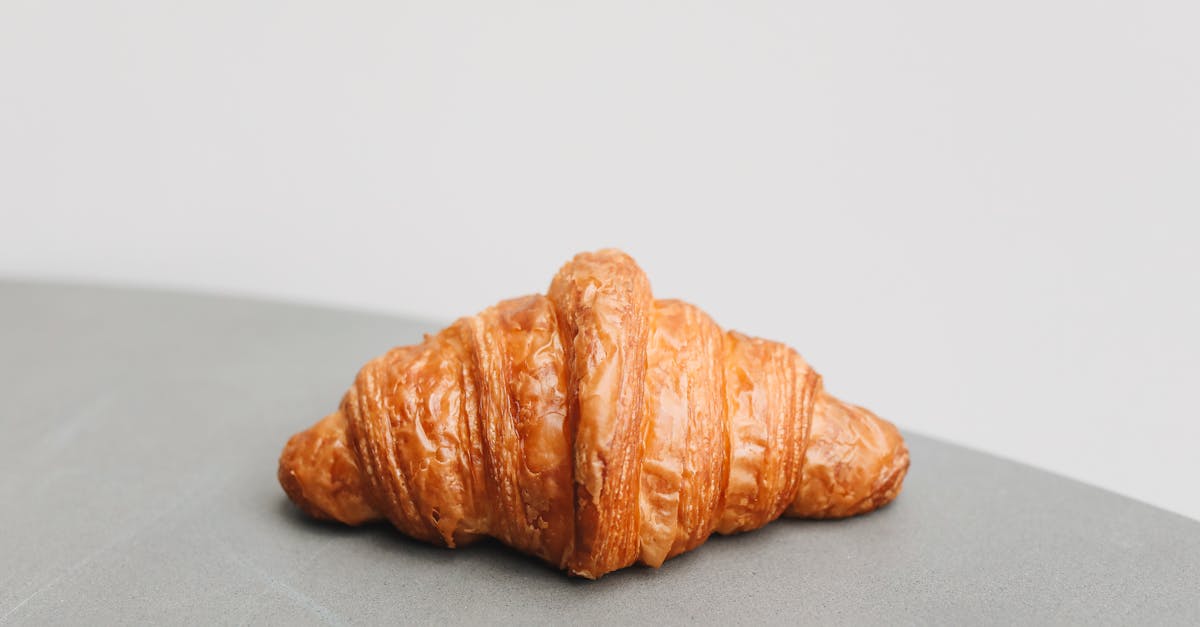 découvrez l'art de la pâte feuilletée : une technique culinaire qui transforme de simples ingrédients en délices croustillants et légers. idéale pour des entrées, desserts et plats savoureux, apprenez à maîtriser cette recette classique qui émerveillera vos invités.