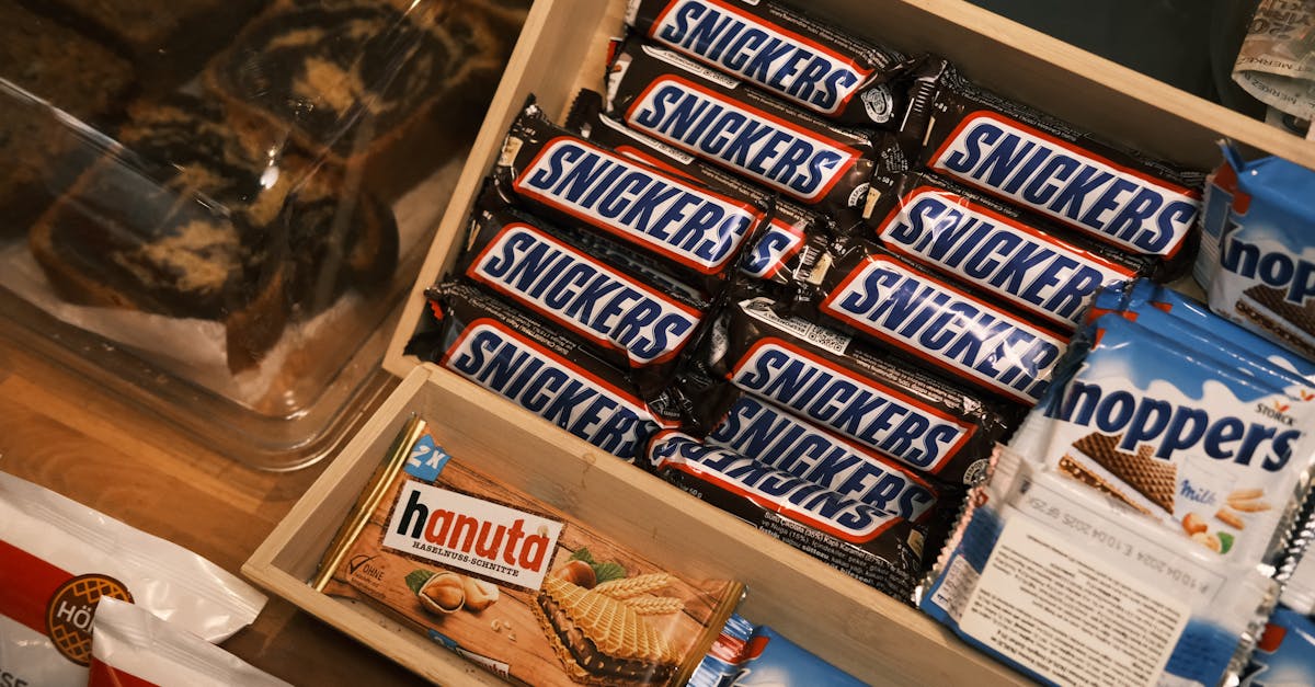 découvrez les barres chocolatées snickers, un délicieux mélange de caramel, nougat, cacahuètes et chocolat au lait qui satisfera toutes vos envies sucrées. parfaites pour une pause gourmande, leur goût irrésistible fera le bonheur des amateurs de sucreries.