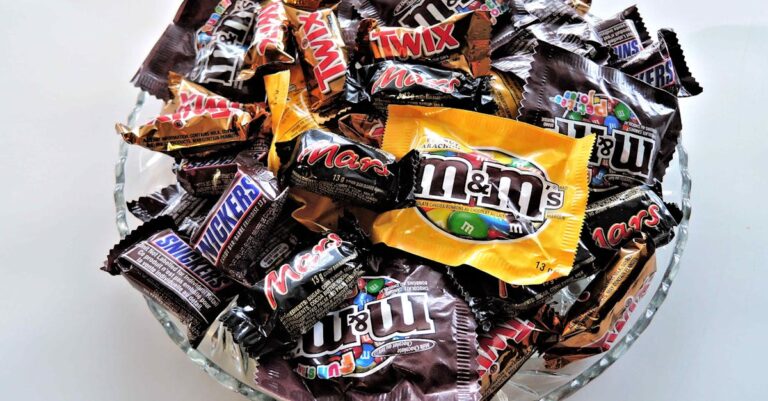 découvrez le délicieux monde des snickers, des barres chocolatées irrésistibles alliant nougat moelleux, caramel fondant, cacahuètes croquantes et enrobage de chocolat au lait. un plaisir gourmand qui satisfait toutes vos envies sucrées !