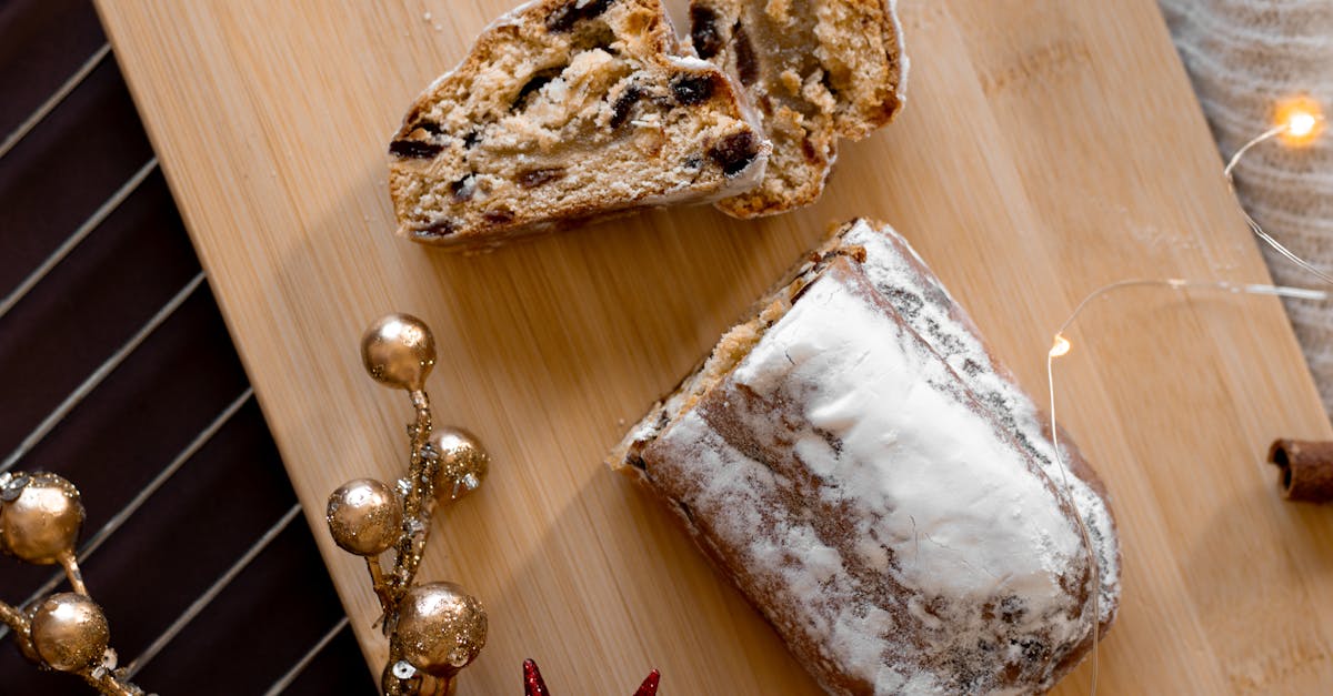 découvrez le stollen, ce délicat gâteau de noël originaire d'allemagne, rempli de fruits secs et d'épices. apprenez à préparer cette douceur traditionnelle qui ravira vos proches et apportera une touche festive à vos célébrations.