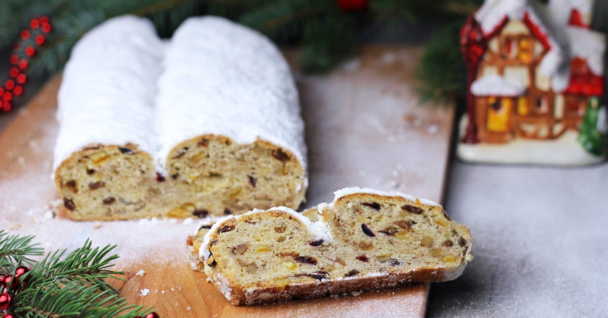 découvrez le stollen, ce délicieux pain sucré originaire d'allemagne, garni de fruits secs, d'amandes et d'épices, qui ravira vos papilles pendant les fêtes de fin d'année.