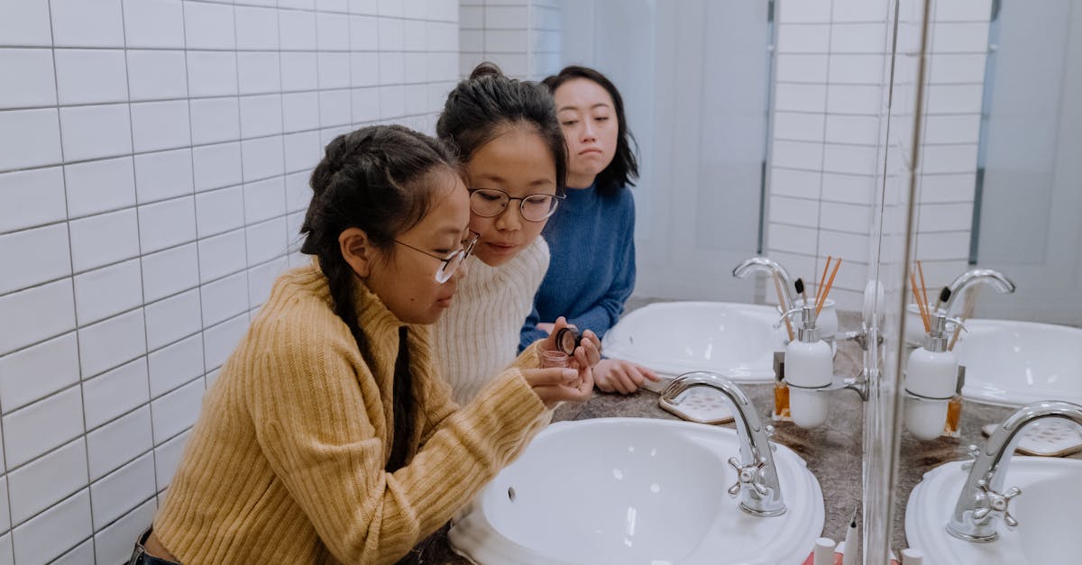 découvrez notre crème teintée, idéale pour unifier votre teint tout en hydratant votre peau. offrant une couvrance légère et naturelle, elle s'adapte à votre carnation pour un effet bonne mine instantané. parfaite pour un maquillage quotidien ou un look de tous les jours !