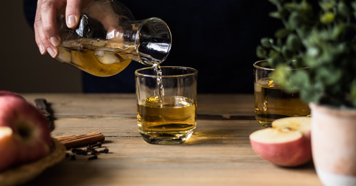découvrez les bienfaits de la vinaigre de cidre de pomme, un allié naturel pour votre santé et votre bien-être. apprenez comment l'utiliser dans votre alimentation et profitez de ses propriétés détoxifiantes, digestives et énergisantes.