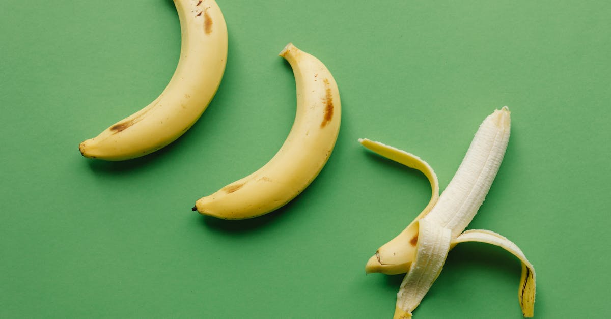 découvrez les étonnantes utilisations des peaux de banane, riches en nutriments et parfaites pour un jardinage écologique, des recettes surprenantes et des astuces de beauté naturelles.