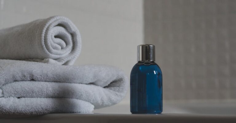 découvrez notre gel douche enrichissant qui nettoie en profondeur tout en hydratant votre peau. profitez d'une expérience sensorielle unique avec des parfums délicats et une mousse luxueuse. idéal pour un moment de bien-être sous la douche.