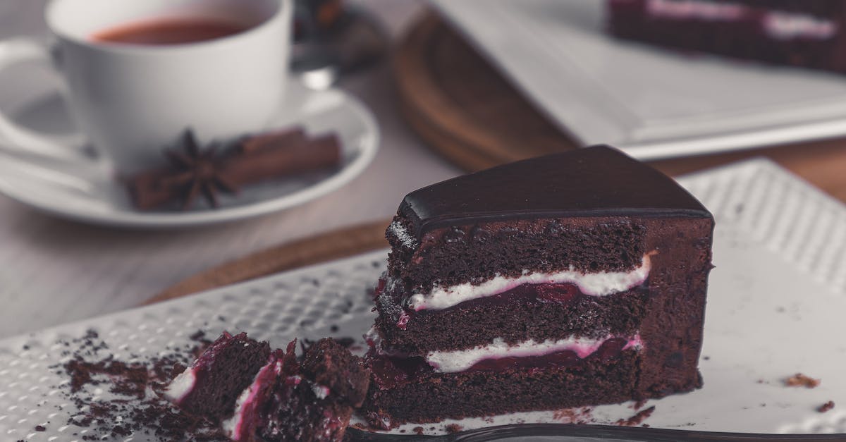 découvrez la recette parfaite du gâteau au chocolat, un délice riche et moelleux qui ravira tous les amoureux du chocolat. idéal pour toutes les occasions, ce dessert irrésistible séduira vos invités avec sa texture fondante et son goût intense. suivez nos conseils pour réussir ce classique incontournable.