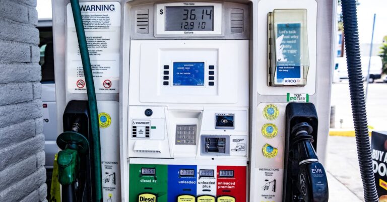 découvrez les enjeux de la pollution numérique et son impact sur l'environnement. explorez comment notre utilisation des technologies affecte notre planète et des solutions pour un avenir numérique plus durable.