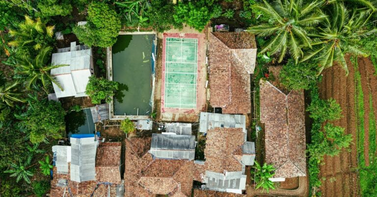 découvrez notre éco-resort, un havre de paix dédié à la durabilité et à la nature. profitez d'hébergements écologiques, d'activités responsables et d'une expérience immersive au cœur de paysages préservés. rejoignez-nous pour des vacances en harmonie avec l'environnement.