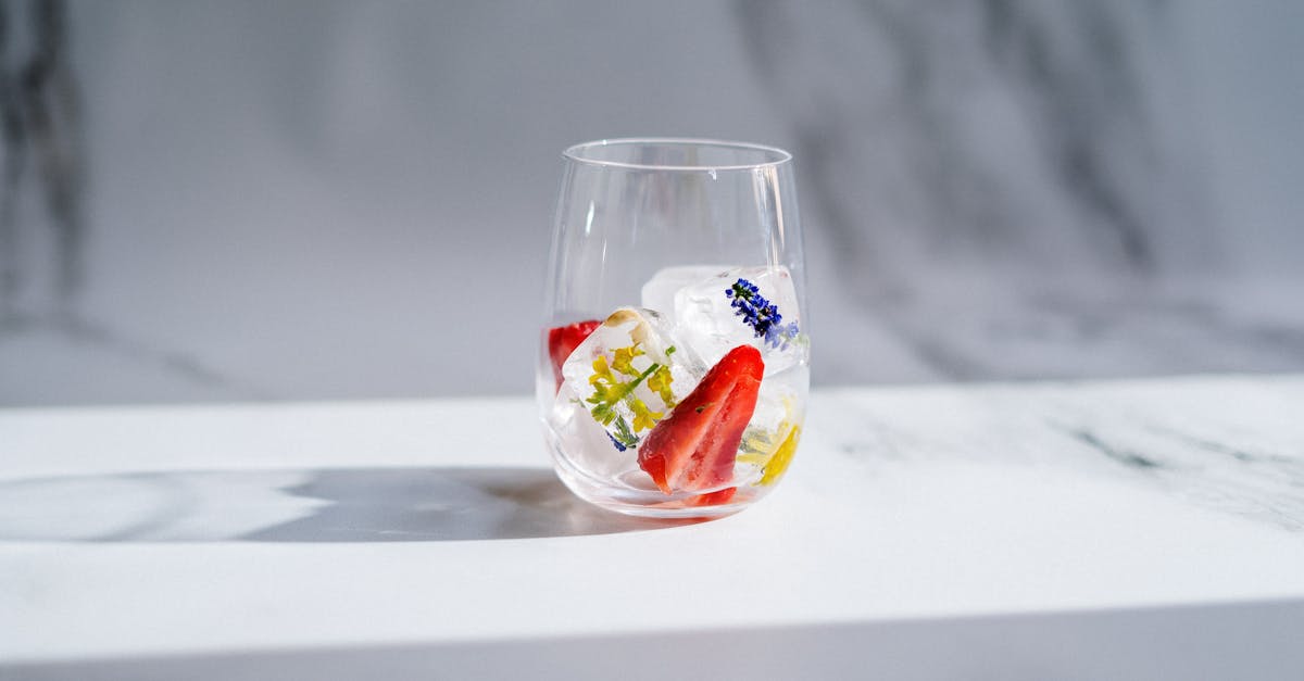 découvrez comment réaliser des glaçons floraux éclatants qui apporteront une touche d'élégance à vos boissons. parfaits pour vos cocktails, thés glacés ou simplement pour égayer vos rafraîchissements, ces glaçons permettent d'allier esthétique et praticité. suivez nos conseils pour créer des glaçons artistiques qui surprendront vos invités !