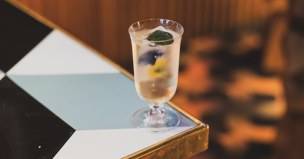 ajoutez une touche de fraîcheur et d'élégance à vos boissons avec nos glaçons floraux. parfaits pour les cocktails, thés glacés ou simplement pour embellir votre eau, ces cubes de glace infusés de fleurs comestibles apporteront une saveur unique et une présentation colorée à vos réceptions. transformez chaque gorgée en un moment de plaisir raffiné.