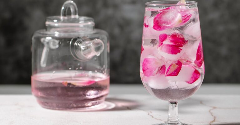 découvrez l'élégance des glaçons floraux ! ajoutez une touche de fraîcheur et de beauté à vos boissons avec ces glaçons colorés et aromatiques, parfaits pour vos réceptions et moments de détente.