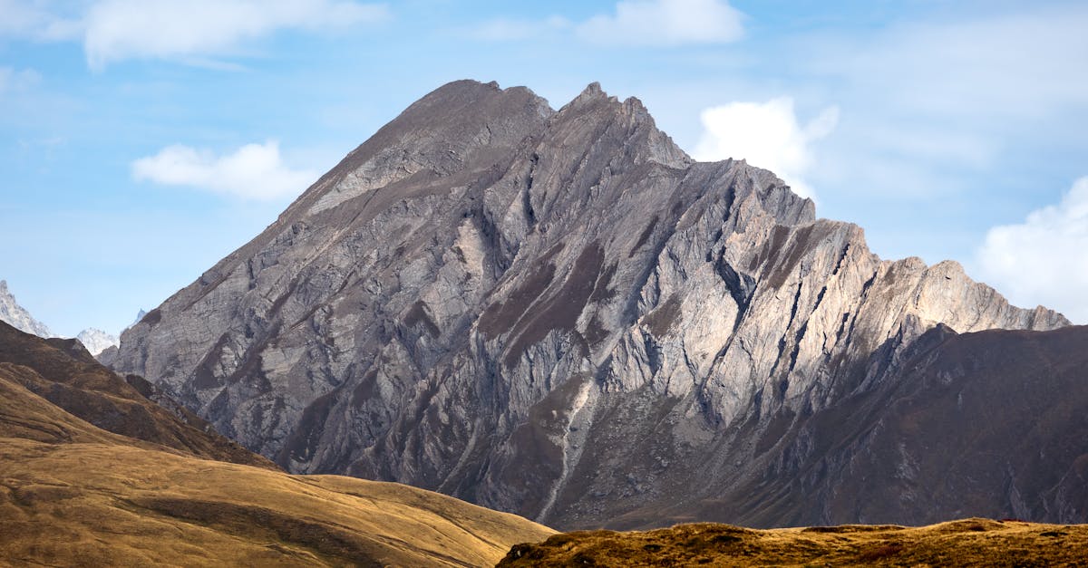 découvrez les paysages majestueux des montagnes françaises, où des sommets enneigés aux vallées verdoyantes vous attendent pour des aventures inoubliables en plein air. explorez la richesse des activités alpines, la faune et la flore uniques et laissez-vous séduire par la beauté naturelle des paysages hexagonaux.
