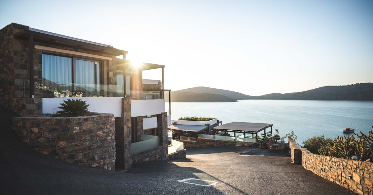découvrez la magie des tiny houses en verre, un espace de vie innovant et harmonieux alliant design moderne et contact avec la nature. plongez dans un univers où luminosité et fonctionnalité se rencontrent pour un habitat unique.