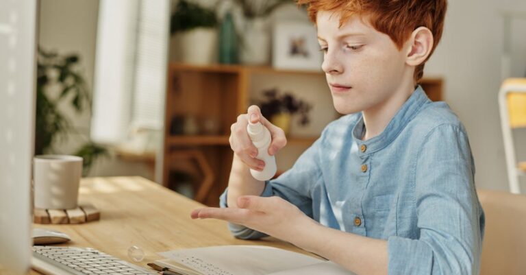 découvrez notre gel désinfectant pour les mains, formulé pour éliminer 99,9 % des germes tout en laissant vos mains douces et hydratées. idéal pour une utilisation quotidienne, emportez-le partout avec vous pour une protection efficace et pratique.