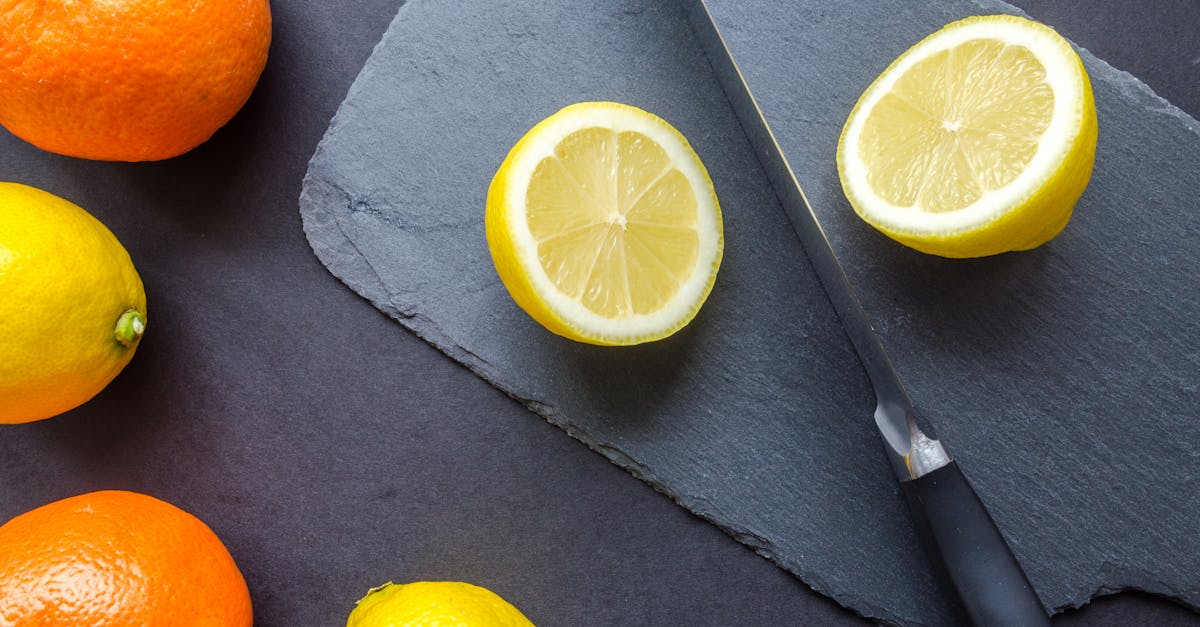 découvrez les incroyables bienfaits des écorces de citron ! riches en antioxydants, elles sont utilisées en cuisine, en cosmétique et même pour des remèdes maison. apprenez à les intégrer facilement dans votre quotidien pour profiter de leurs vertus nutritives et aromatiques.