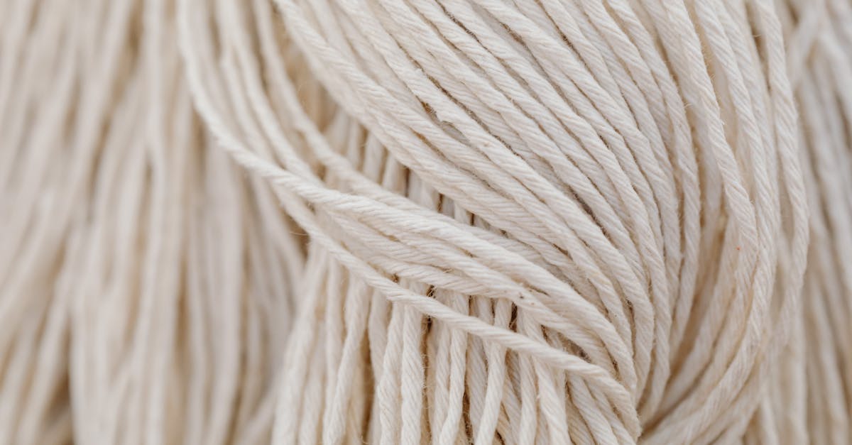 découvrez l'art du macramé, une technique de tissage créative qui transforme des cordes en magnifiques pièces décoratives pour votre intérieur. apprenez des astuces, des modèles et des inspirations pour réaliser des objets uniques tels que des suspensions, des tableaux muraux et des accessoires de mode. plongez dans l'univers du diy et laissez libre cours à votre imagination avec le macramé.
