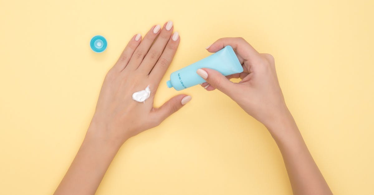 découvrez notre lotion hydratante, spécialement formulée pour nourrir et revitaliser votre peau en profondeur. sa texture légère pénètre rapidement, offrant une sensation de douceur et de confort tout au long de la journée. idéale pour tous les types de peau, elle laisse votre épiderme éclatant et parfaitement hydraté.