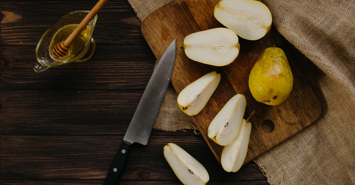 découvrez notre miel de poire, une délicieuse fusion de douceur et de saveurs fruitées. idéal pour agrémenter vos tartines, yaourts ou infusions, notre miel de poire est le compagnon parfait pour un moment gourmand et naturel. savourez l'essence de la nature avec chaque cuillère.